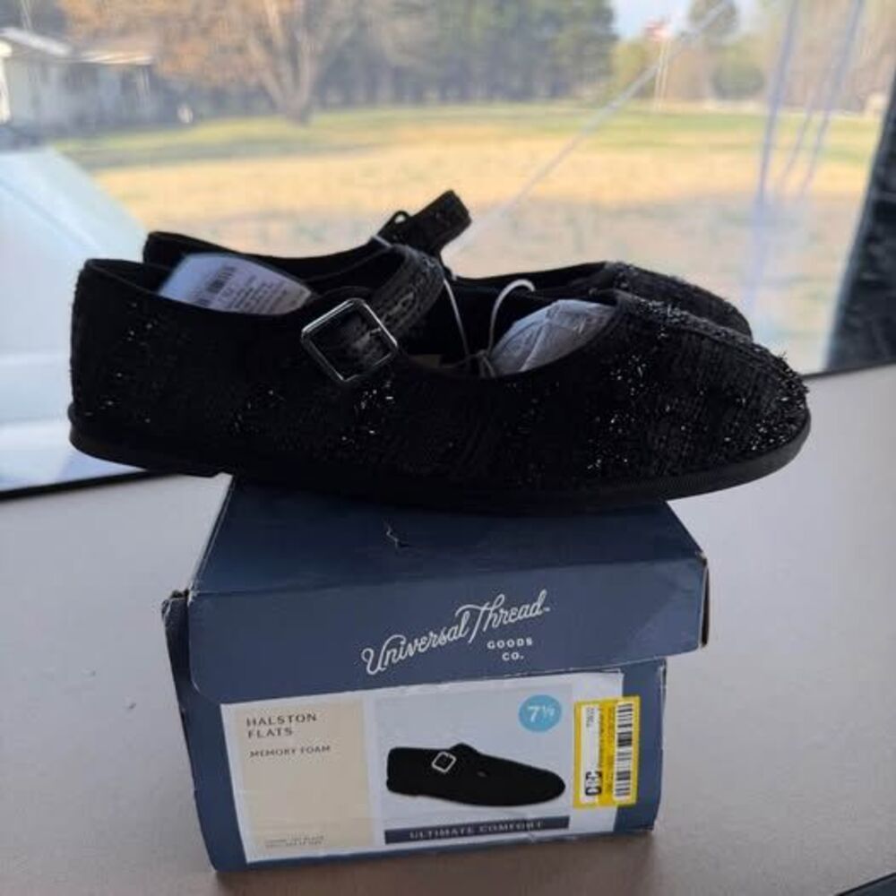 Universal Thread Halston Flats